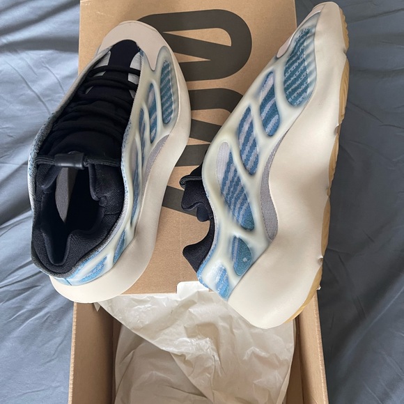 Yeezy 700 V3 kyanite - Picture 8 of 10